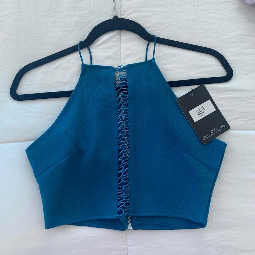Open front top with zipper back